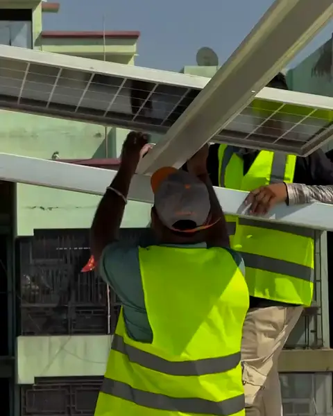 Team solar panel structure par fit kar rahi hai
