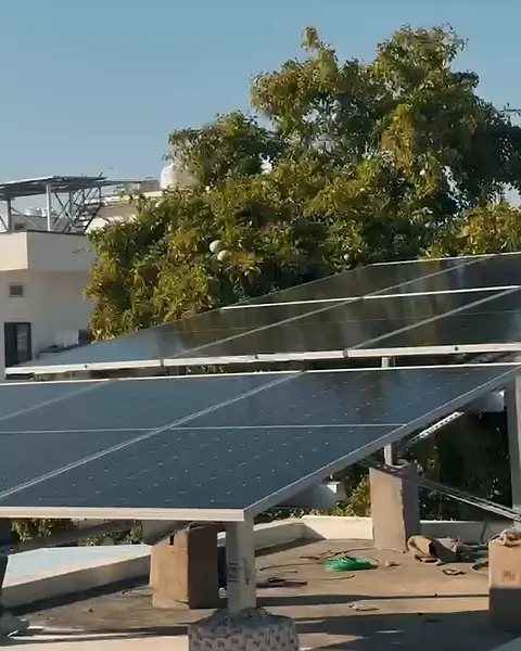 Ghar ki chhat par elevated structure par lage solar panels