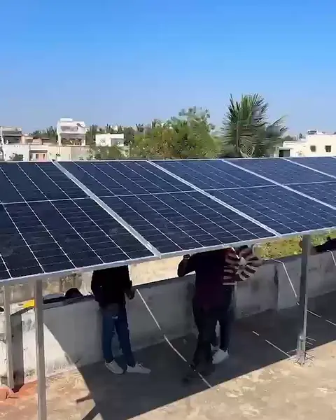 Rooftop par lage solar panels ki line